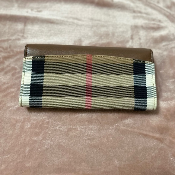 Burberry Porter Continental Wallet. EXCELLENT condition. - Picture 5 of 6